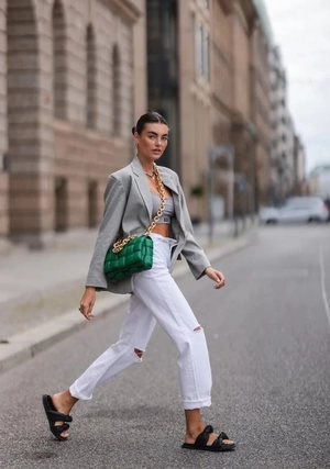 Белые джинсы + босоножки на плоской подошве: летний дуэт по версии Vogue в ZARA